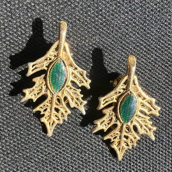 Vintage Gold Leaf Clip on Earrings with Green Stone - Picture 2 of 3